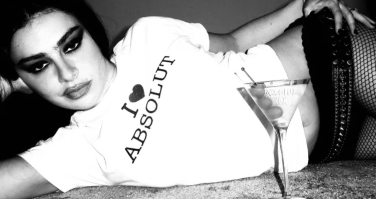 Charli xcx se une a Absolut en una colaboración que promete salir de lo convencional
