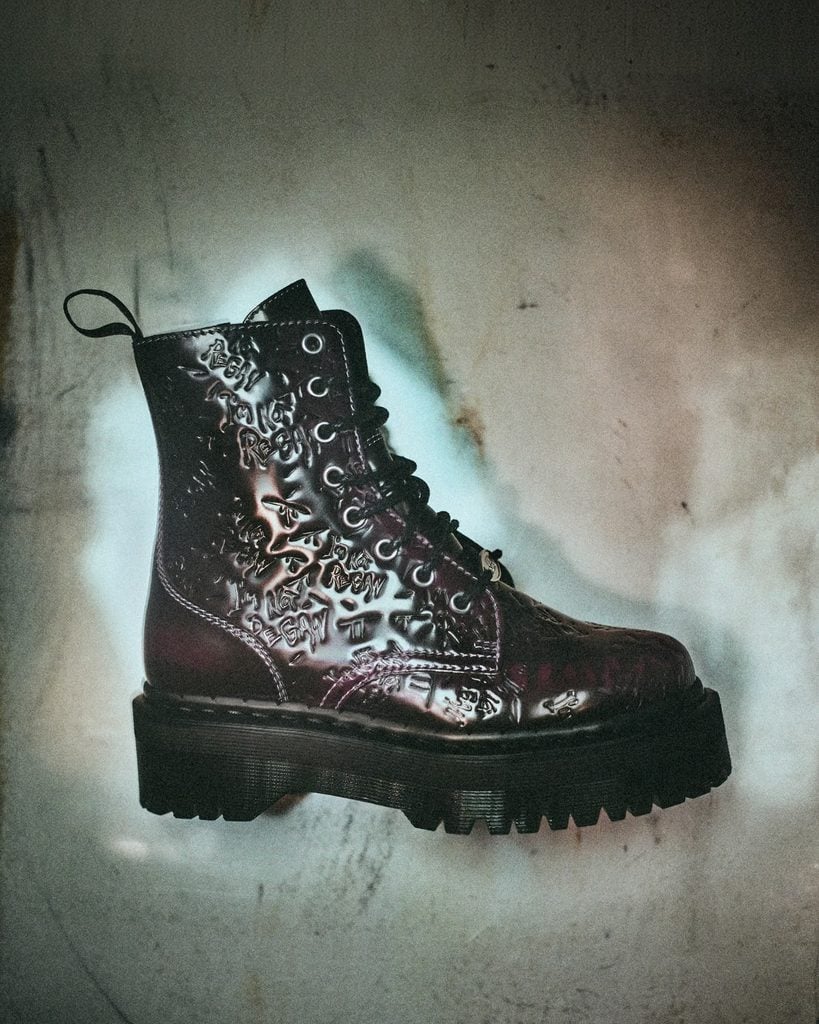 Dr. Martens lanza una colección inspirada en la película “El exorcista” 5 Dr. Martens 1