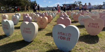 “Sweethearts”, la instalación con corazones de hormigón que aborda la violencia en Australia 4 Nota 74 1