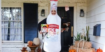 Smirnoff apuesta por un disfraz de su clásica botella para este Halloween 2026 6 PORTADA MN 2026 10 20T162309.813