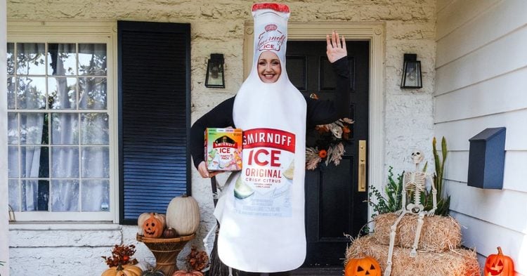 Smirnoff apuesta por un disfraz de su clásica botella para este Halloween 2026 1 PORTADA MN 2026 10 20T162309.813