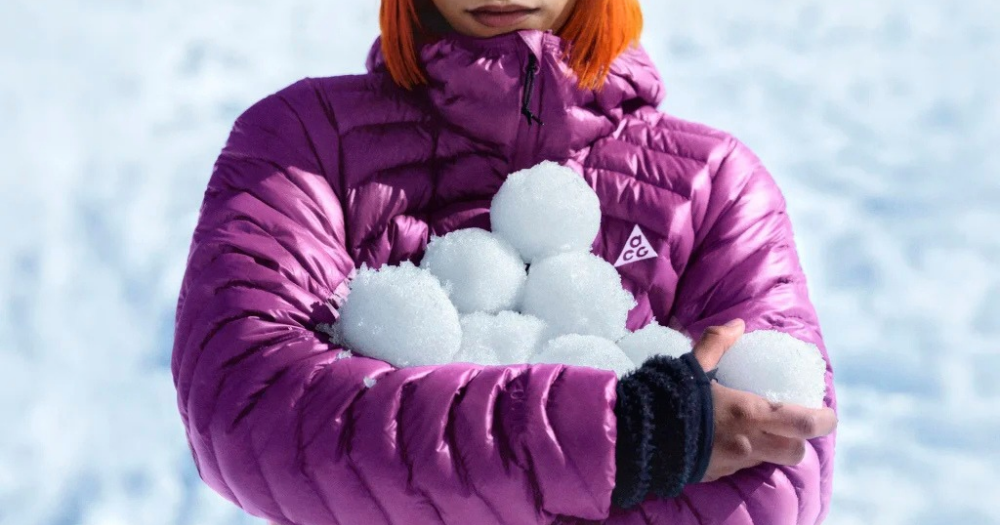 Nike ACG presenta su colección de invierno 2026 con una guerra de nieve en Alaska 3 Nike ACG lleva su colección de invierno a una guerra de nieve en Alaska