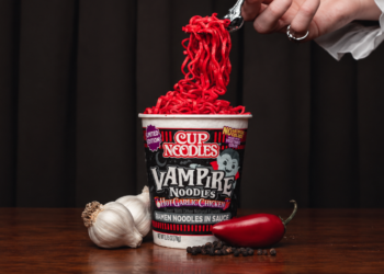 Cup Noodles lanza "Vampire Noodles", un ramen rojo de edición limitada para Halloween