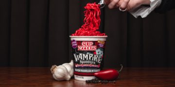 Cup Noodles lanza "Vampire Noodles", un ramen rojo de edición limitada para Halloween 2 Cup Noodles lanza "Vampire Noodles", un ramen rojo de edición limitada para Halloween