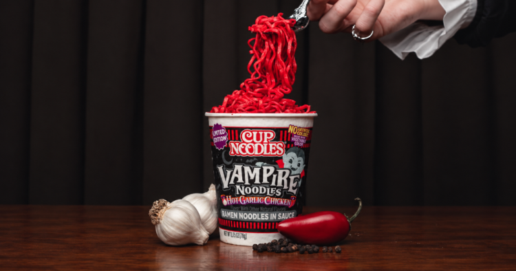 Cup Noodles lanza "Vampire Noodles", un ramen rojo de edición limitada para Halloween
