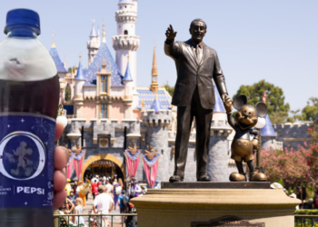 Pepsi crea una botella que anima a Mickey Mouse al girarla para celebrar los 10 años de Disneyland