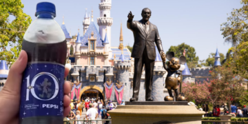 Pepsi crea una botella con Mickey Mouse que cobra movimiento al girarla 2 Pepsi crea una botella que anima a Mickey Mouse al girarla para celebrar los 10 años de Disneyland