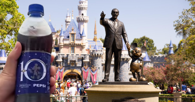 Pepsi crea una botella que anima a Mickey Mouse al girarla para celebrar los 10 años de Disneyland