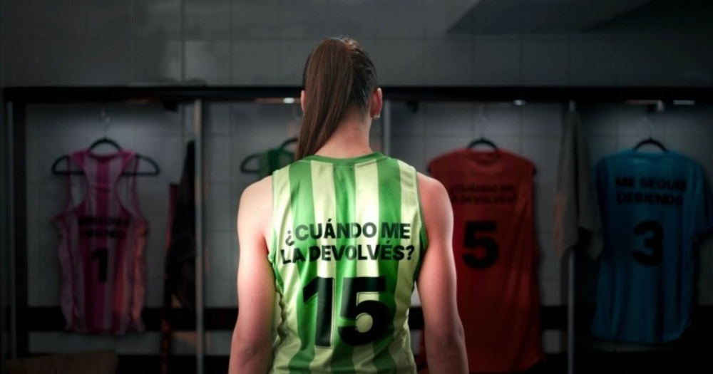 «¿Cuándo me pagás?»: la campaña que usa camisetas deportivas para alertar sobre las apuestas en menores 2 Una campaña que convierte las deudas en parte del uniforme