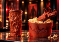 Clayface llega a los cines con palomeras con manos monstruosas y vasos con rostros deformados del villano de DC
