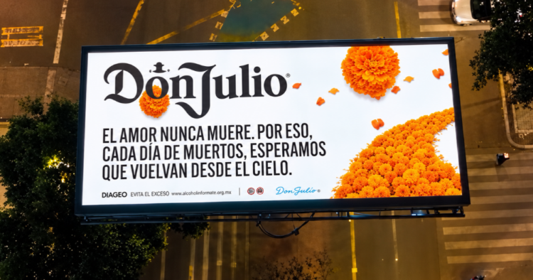 ¿Una valla dirigida a los difuntos? Así es la campaña de Don Julio 1 ¿Una valla dirigida a los difuntos? Así es la campaña de Don Julio