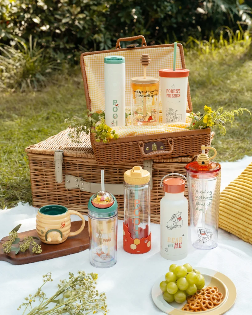 Starbucks lanza colección de edición limitada inspirada en Winnie the Pooh 2 SBX Partnership WTP CroppedImages 01 scaled e1791864886140