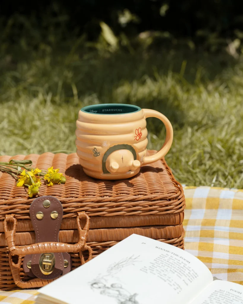 Starbucks lanza colección de edición limitada inspirada en Winnie the Pooh 3 SBX Partnership WTP CroppedImages 04 scaled e1791864983829