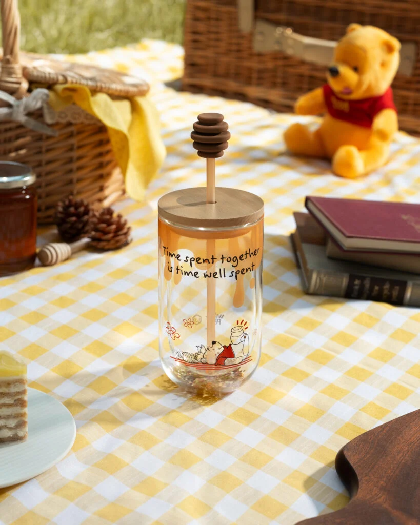 Starbucks lanza colección de edición limitada inspirada en Winnie the Pooh 7 SBX Partnership WTP CroppedImages 05 819x1024 1