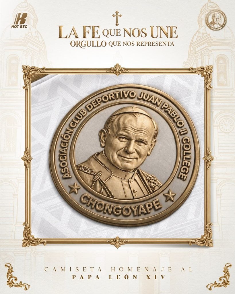 Juan Pablo II presenta una camiseta conmemorativa dedicada al papa León XIV 4 SaveClip.App 838561279 17991886398049257 1218608153670057045 n