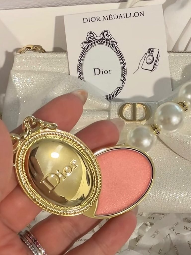 Dior lanza bálsamo labial que puede llevarse adherido al celular 4 SaveClip.App 846770855 18630004351034414 912732084518319981 n 768x1024 1