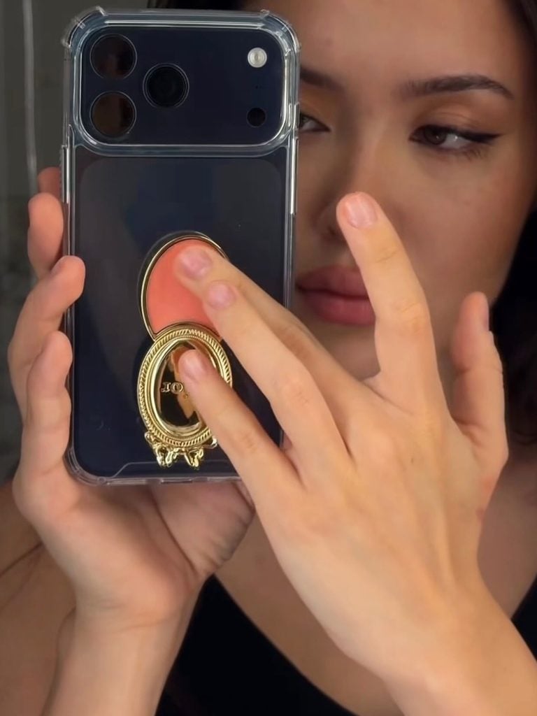 Dior lanza bálsamo labial que puede llevarse adherido al celular 2 SaveClip.App 846964752 18630004366034414 6096833409135322651 n