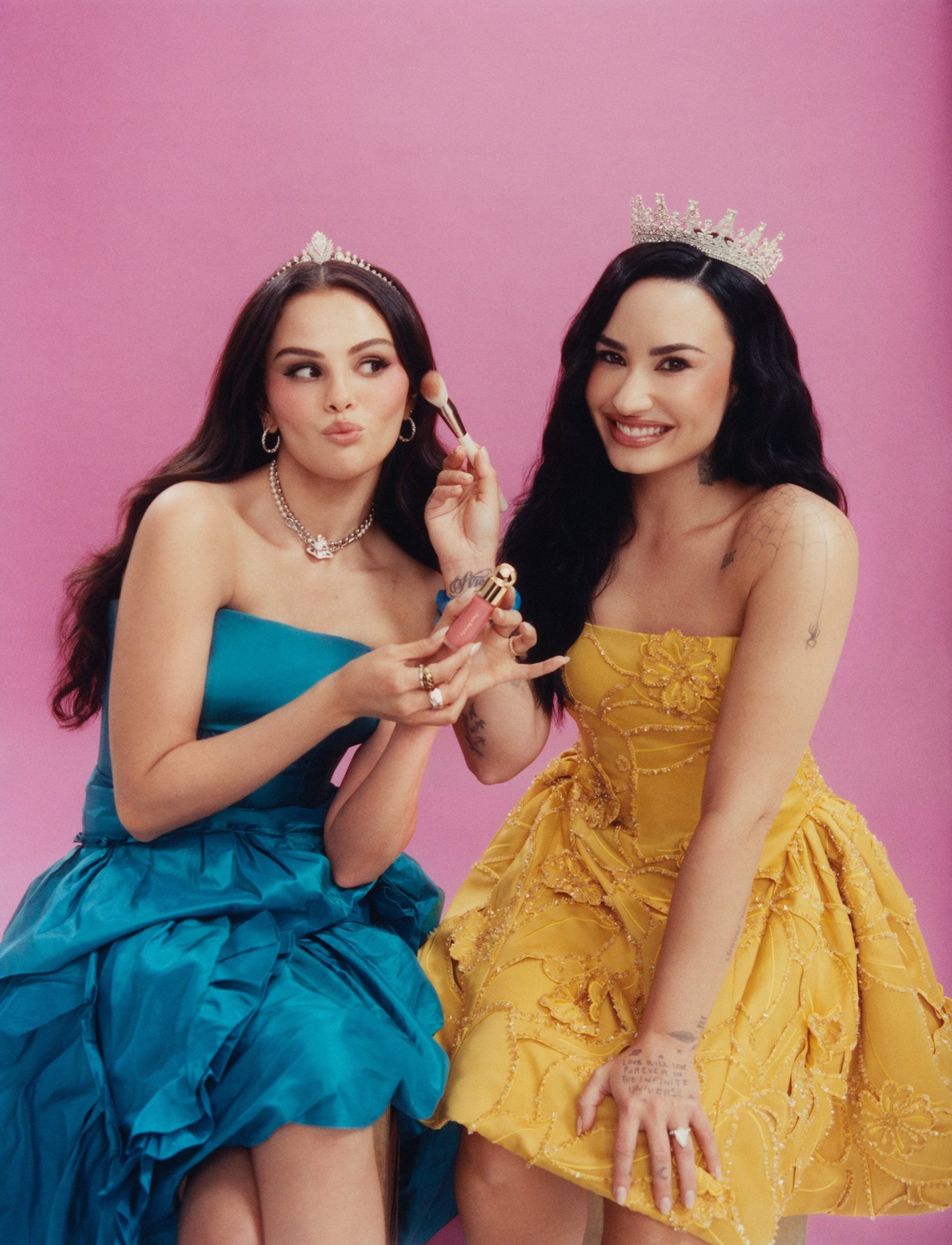 Selena Gómez y Demi Lovato vuelven a posar juntas para la nueva campaña de Rare Beauty 3 Selena Gómez y Demi Lovato vuelven a posar juntas para la nueva campaña de Rare Beauty.