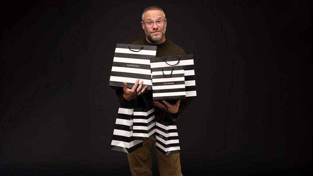 Seth Rogen busca los regalos navideños perfectos en la nueva campaña de Sephora 3 Sephora Partners With Seth Rogen to Celebrate the Beauty Gifter in Everyone This Holiday Season – Sephora Newsroom