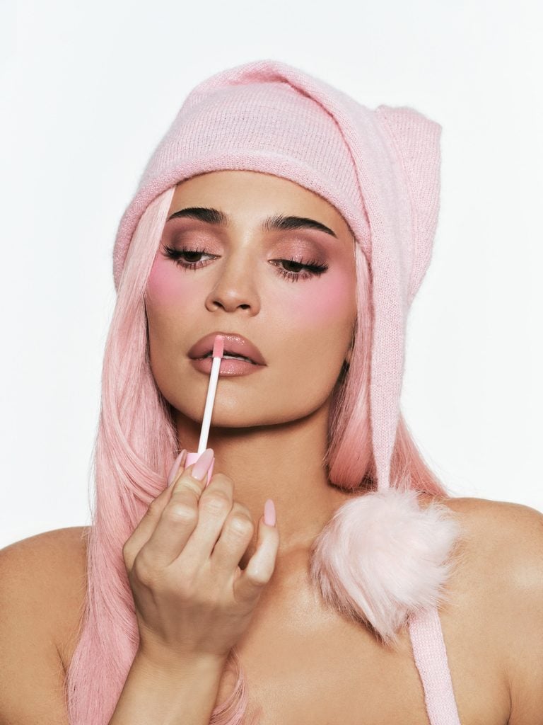 Kylie Cosmetics lanza una colección navideña inspirada en su icónico rubor “Winter Kissed” 3 SnapInsta.to 846449507 19384205617057818 2218258134360045982 n 768x1024 1