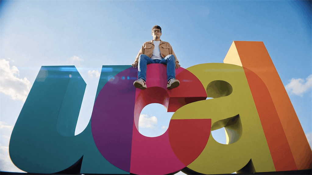 UCAL estudiante sobre logo gigante 3840x2160 1