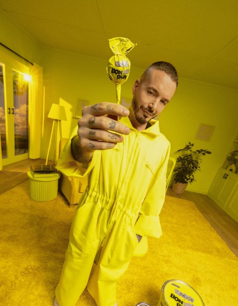 ¡J Balvin tendrá su propio Bon Bon Bum! Así luce el chupetín inspirado en su universo visual 3 J Balvin se une a Bon Bon Bum para lanzar un chupetín inspirado en su estética visual.