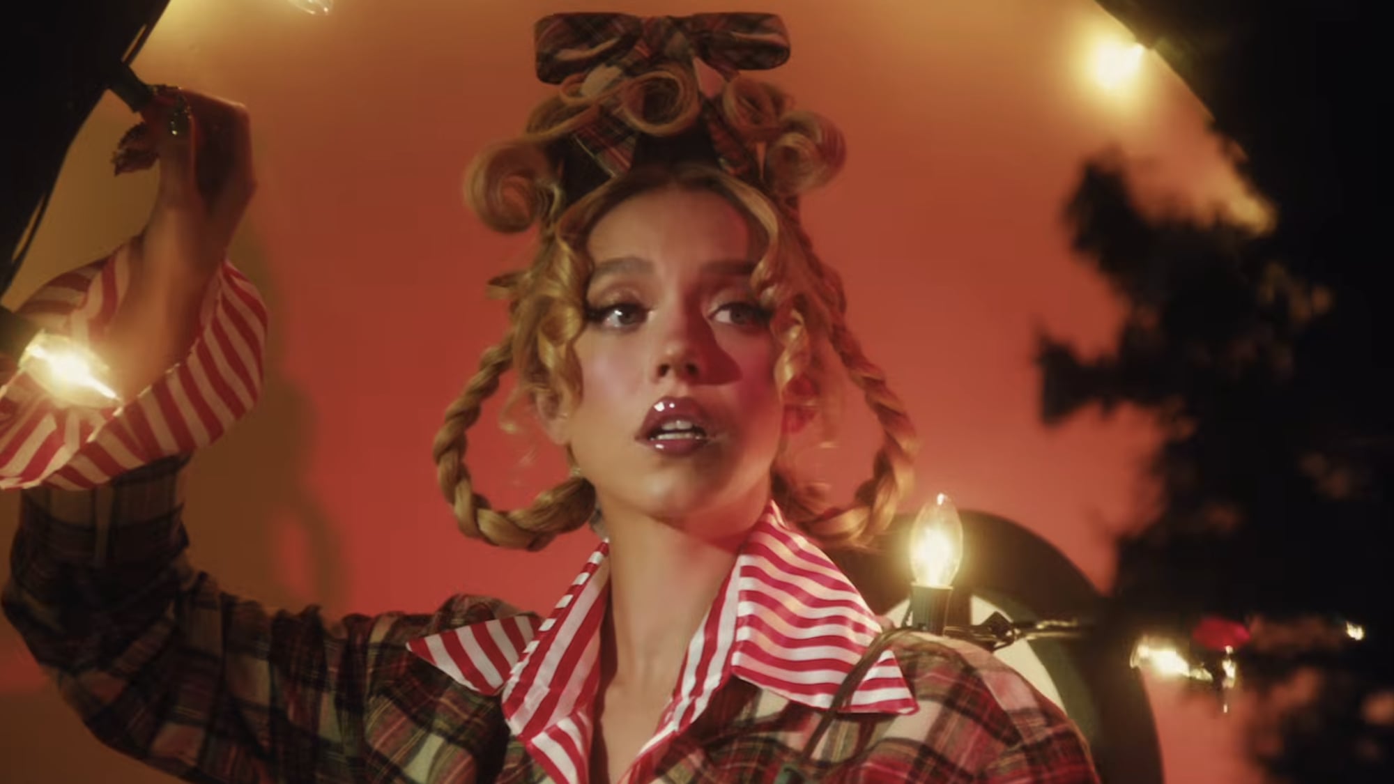 ¿Sydney Sweeney como Cindy Lou Who? La actriz protagoniza la nueva campaña navideña de SYRN 2 Sydney Sweeney portrays Cindy Lou Who from How the Grinch Stole Christmas in a new ad for her SYRN brand.