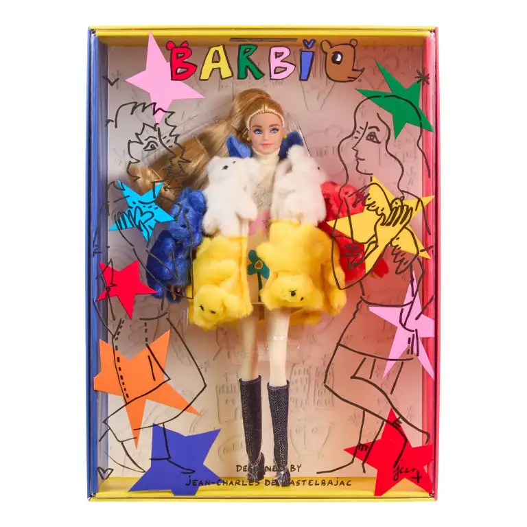 Barbie y Ken lucen el icónico abrigo de osos de peluche de Jean-Charles de Castelbajac 4 Barbie y Ken lucen el icónico abrigo de osos de peluche de Jean-Charles de Castelbajac.