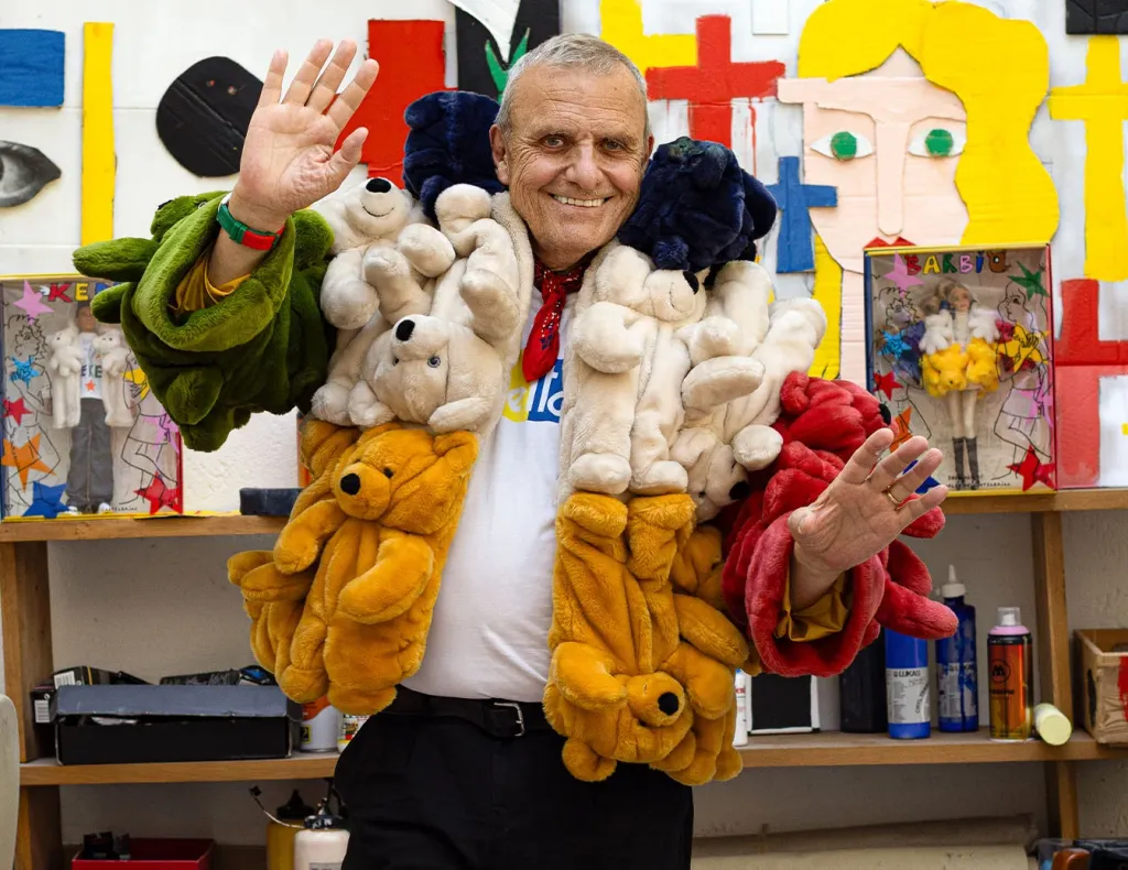 Barbie y Ken lucen el icónico abrigo de osos de peluche de Jean-Charles de Castelbajac 2 brb drop image 01 jlh31 32 d