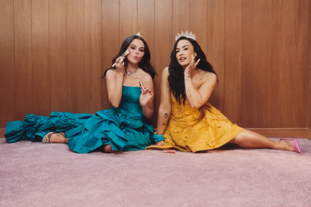 Selena Gómez y Demi Lovato vuelven a posar juntas para la nueva campaña de Rare Beauty 2 Selena Gómez y Demi Lovato vuelven a posar juntas para la nueva campaña de Rare Beauty.