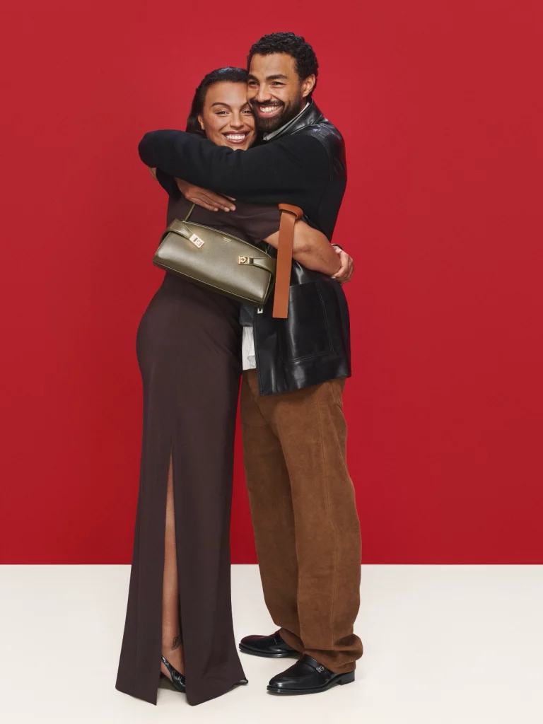 Kris Jenner protagoniza la nueva campaña navideña de Ferragamo 4 e 7d574d38eab1eda2dfc2e4aa6b43710c 768x1024 1