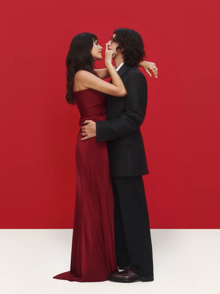 Kris Jenner protagoniza la nueva campaña navideña de Ferragamo 2 Kris Jenner protagoniza la nueva campaña navideña de Ferragamo.