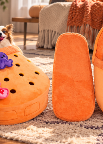 MercadoNegro 21 Crocs y Bark convierten su icónico Classic Clog en una cama para perros