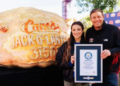 Raising Cane’s rompe récord Guinness con la calabaza de Halloween tallada más grande del mundo