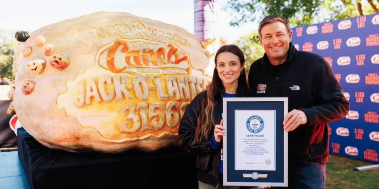 Raising Cane’s rompe récord Guinness con la calabaza de Halloween tallada más grande del mundo