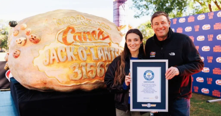 Raising Cane’s rompe récord Guinness con la calabaza de Halloween tallada más grande del mundo