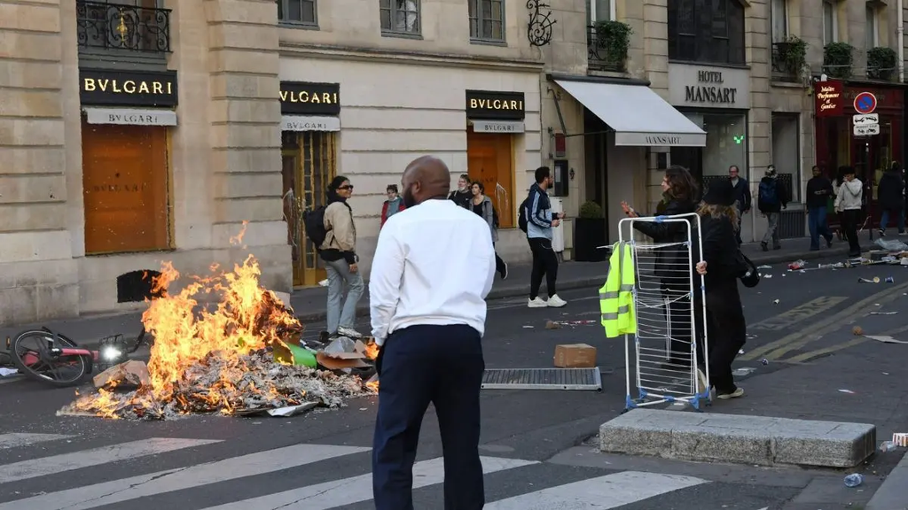 Protestas en Francia: Louis Vuitton, Hermès y Lacoste reportan saqueos durante manifestaciones 2 Protestas en Francia: Louis Vuitton, Hermès y Lacoste reportan saqueos durante manifestaciones.