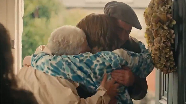 ONG de Irlanda retira campaña que desaconseja a los abuelos abrazar sus nietos sin consentimiento 2 ONG de Irlanda retira campaña que desaconseja a los abuelos abrazar sus nietos sin consentimiento.