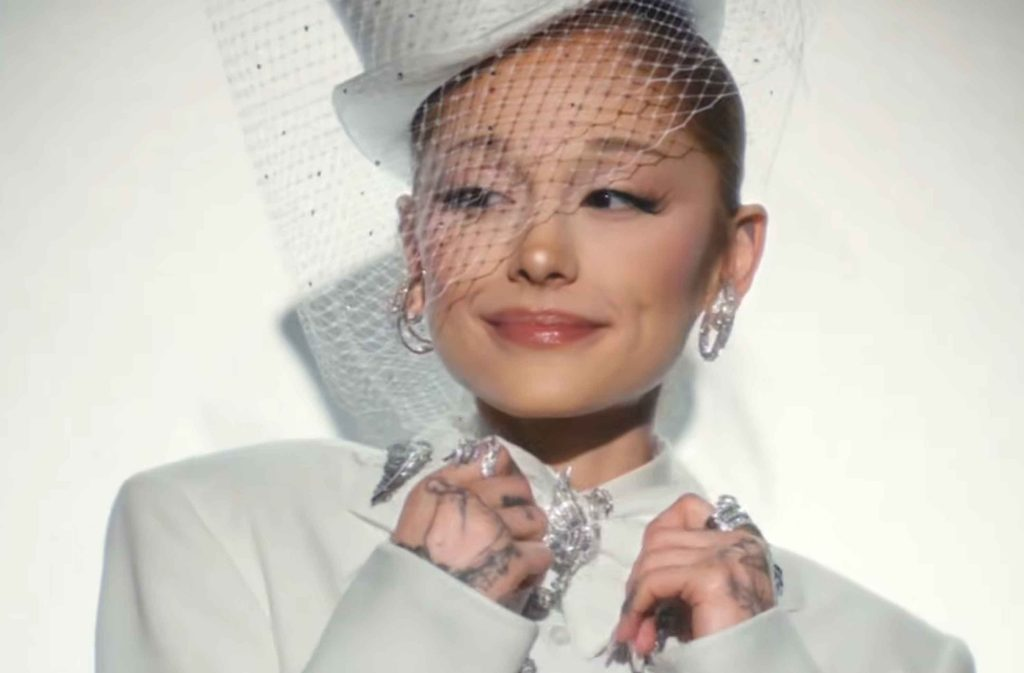 Ariana Grande protagoniza la campaña navideña “JOY: The Swarovski Musical” 3 image 243