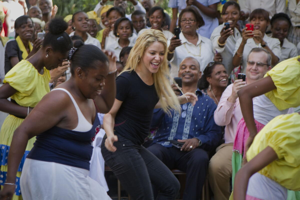Shakira se une a Amazon para capacitar a mujeres en inteligencia artificial 2 Shakira se une a Amazon para capacitar a mujeres en inteligencia artificial.