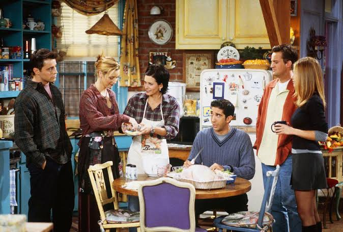 "Friends" convierte icónica escena de Monica con un pavo en la cabeza en un coleccionable 5 image 74