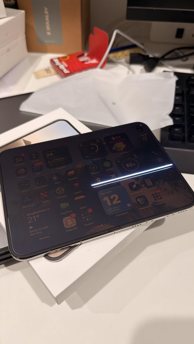 iPhone Duo: usuarios reportan grietas en la pantalla del nuevo plegable de Apple 3 r/iPhoneDuo - Inner display cracked less than 24hrs