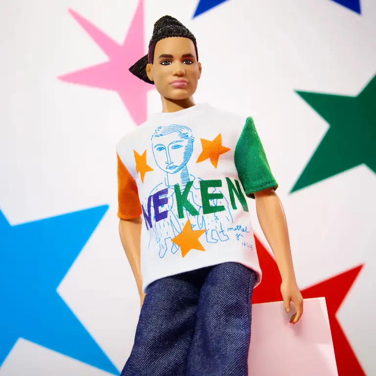Barbie y Ken lucen el icónico abrigo de osos de peluche de Jean-Charles de Castelbajac 8 Ken luce el icónico abrigo de osos de peluche de Jean-Charles de Castelbajac.