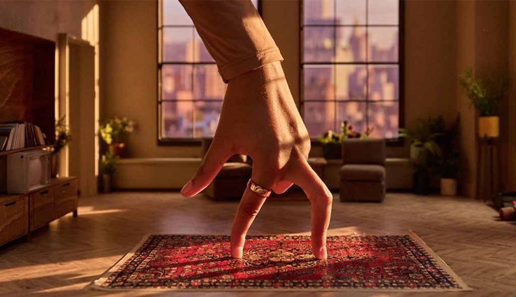 Oura recrea un mundo en miniatura para promocionar su anillo inteligente 4 oura anuncio manos
