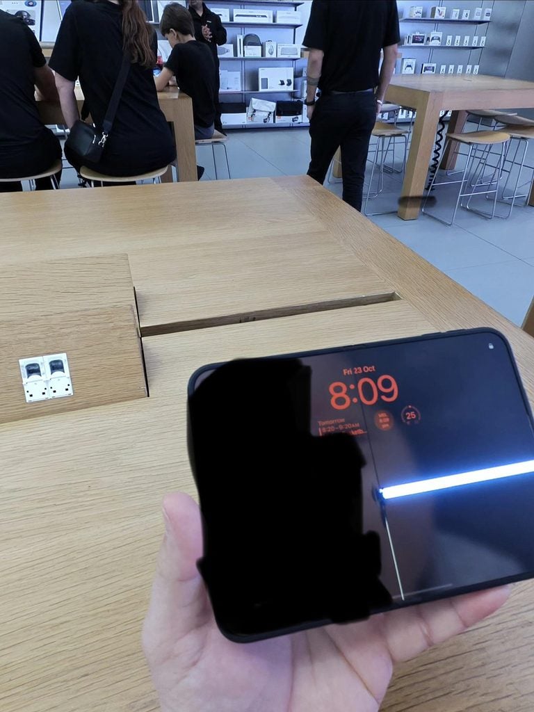 iPhone Duo: usuarios reportan grietas en la pantalla del nuevo plegable de Apple 2 s7allsy587xh1